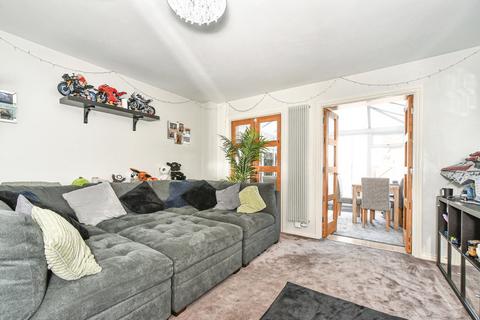 2 bedroom terraced house for sale, Cookham Road - Oakhurst, Swindon, SN25