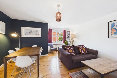 2 bedroom apartment for sale, Lisle Close, Tooting Bec