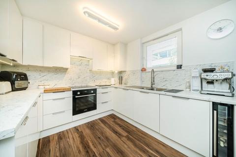 2 bedroom house to rent, Osiers Road, London SW18