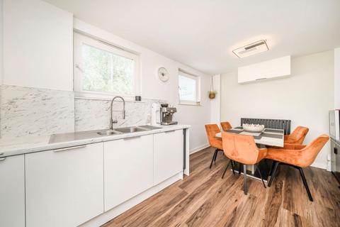 2 bedroom house to rent, Osiers Road, London SW18