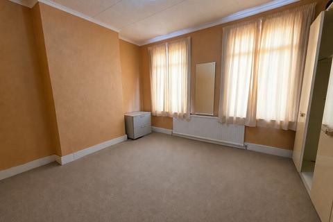 4 bedroom terraced house to rent, Burford Road, London, E6