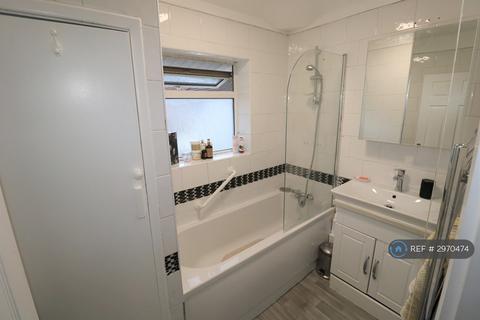 3 bedroom semi-detached house to rent, Kenilworth Road, Edgware, HA8