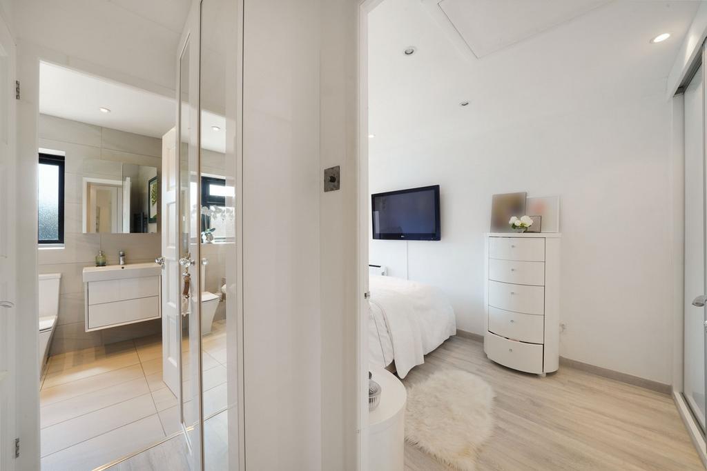 En suite bedroom, en suite