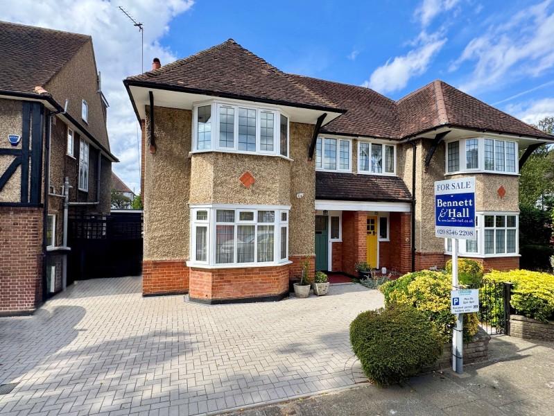 Detached house exterior, driveway