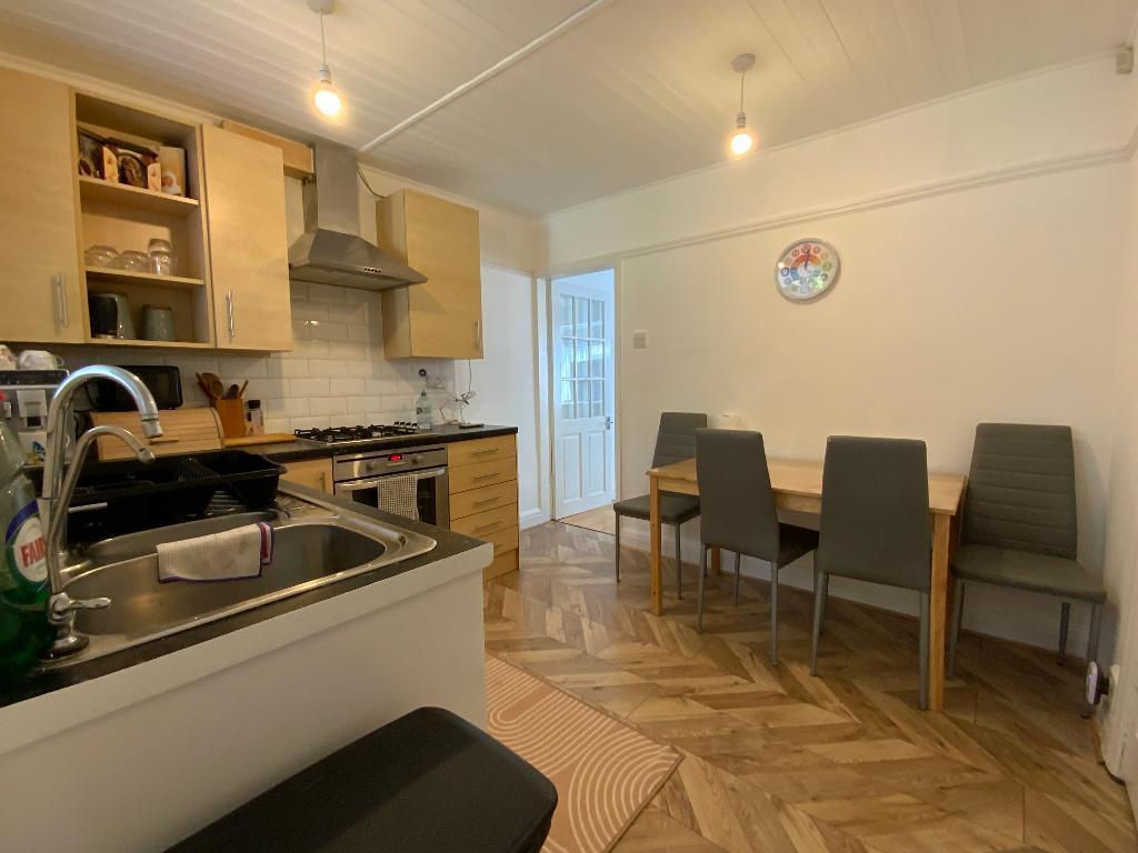 KITCHEN 10'4 x 9'6