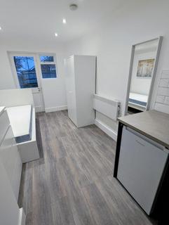 House share to rent, Sandringham Court, slough, SL1 6JZ