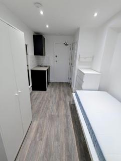 House share to rent, Sandringham Court, slough, SL1 6JZ