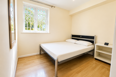1 bedroom flat to rent, Grinstead Road, London SE8