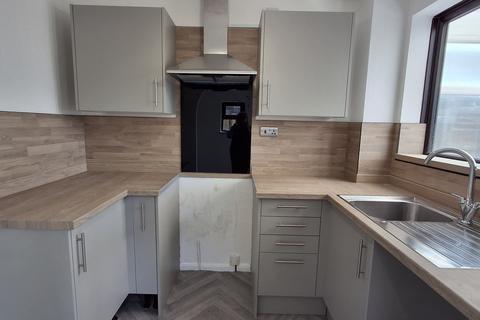 2 bedroom semi-detached house to rent, Kingfisher Close, Balderton, NEWARK