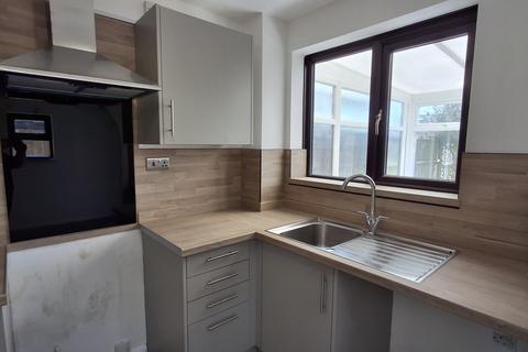 2 bedroom semi-detached house to rent, Kingfisher Close, Balderton, NEWARK