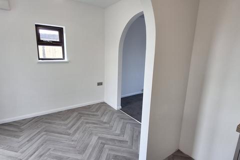 2 bedroom semi-detached house to rent, Kingfisher Close, Balderton, NEWARK
