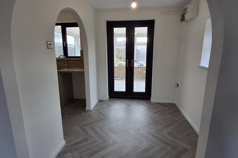2 bedroom semi-detached house to rent, Kingfisher Close, Balderton, NEWARK