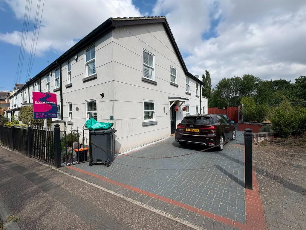 Detached house exterior, driveway