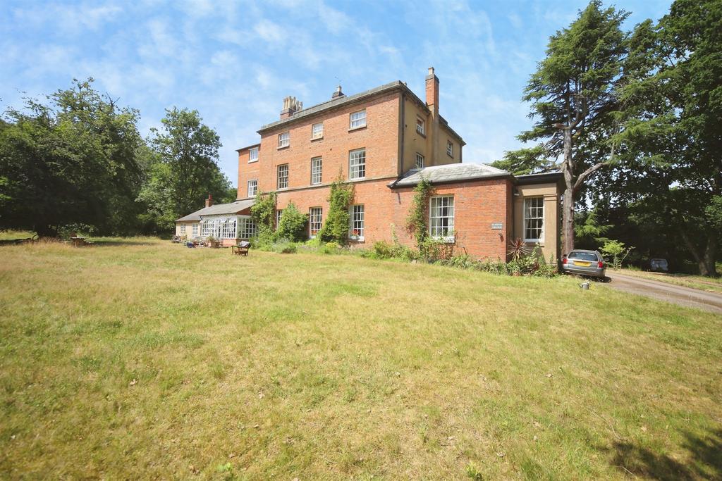 Apartment in Solihull, West Midlands - View 2