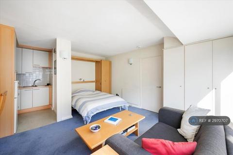 Studio to rent, Gloucester Terrace, London, W2