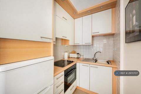 Studio to rent, Gloucester Terrace, London, W2