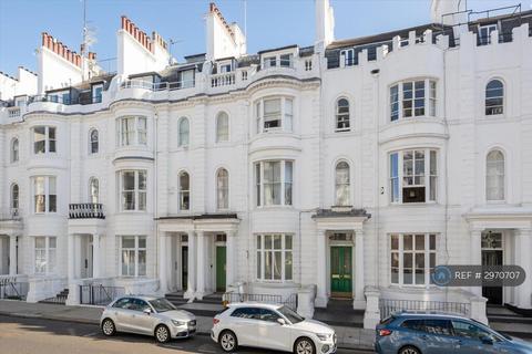 Studio to rent, Gloucester Terrace, London, W2