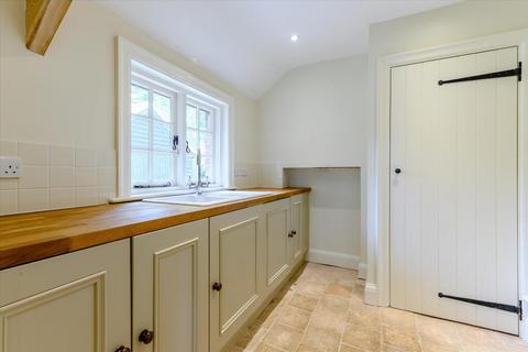 4 bedroom detached house to rent, West End Lane, North Essendon, AL9