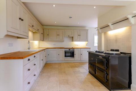 4 bedroom detached house to rent, West End Lane, North Essendon, AL9