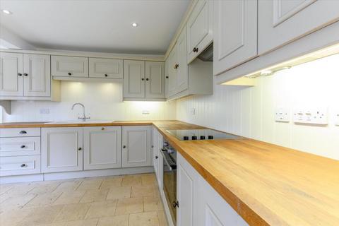 4 bedroom detached house to rent, West End Lane, North Essendon, AL9