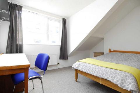 3 bedroom house share to rent, 6 Napier Terrace, Maisonette