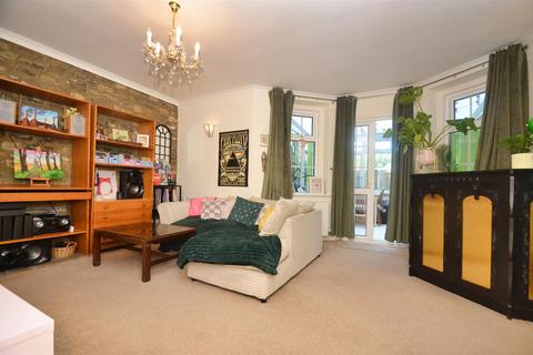 2 bedroom ground floor flat for sale, MINUTES FROM BEACH & TOWN AT RYDE