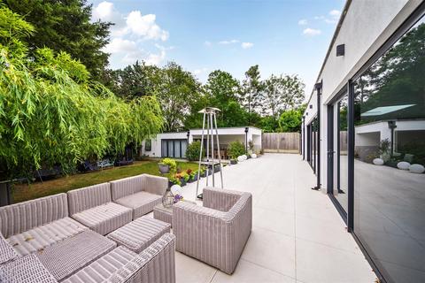 6 bedroom detached house to rent, Barham Avenue, Elstree