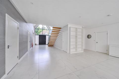 6 bedroom detached house to rent, Barham Avenue, Elstree