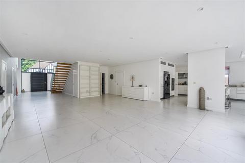 6 bedroom detached house to rent, Barham Avenue, Elstree
