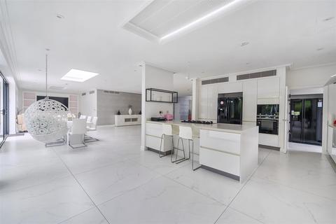 6 bedroom detached house to rent, Barham Avenue, Elstree