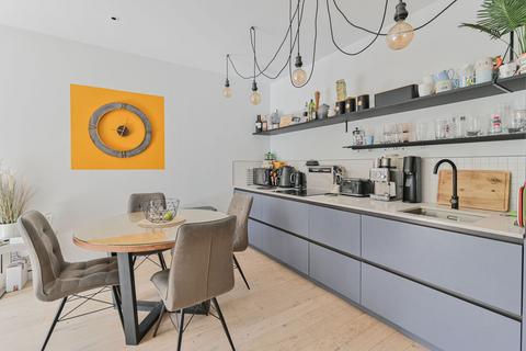 2 bedroom flat for sale, Balham High Road, Balham, LONDON, SW17