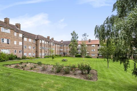 2 bedroom flat to rent, The Drive, London, E18