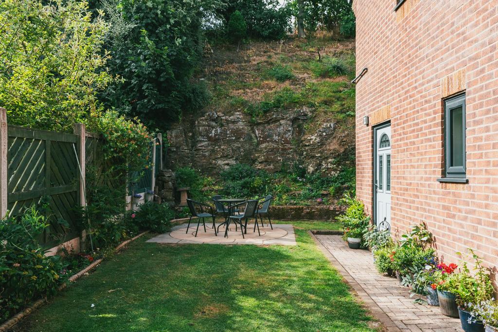 House in North East Derbyshire, Dronfield - View 4