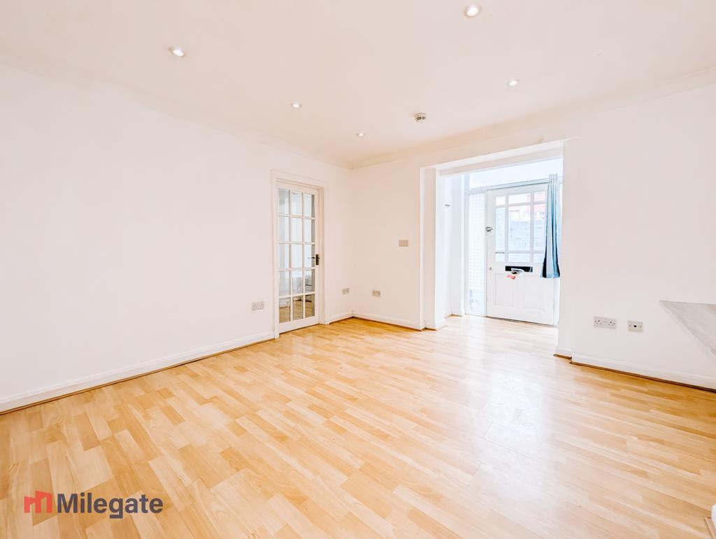 Apartment in South Croydon - View 4