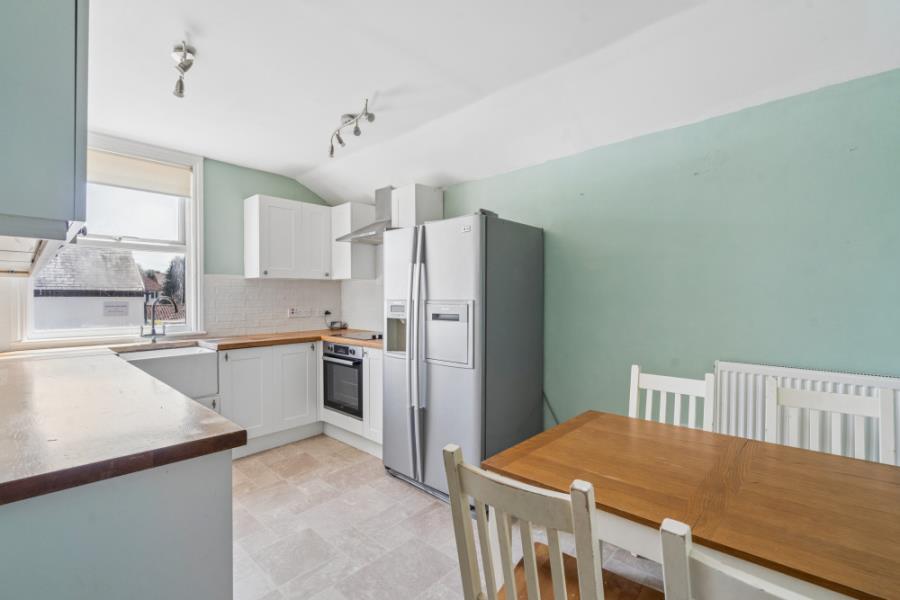 Apartment in London, Northwood High Street, Northwood - View 3
