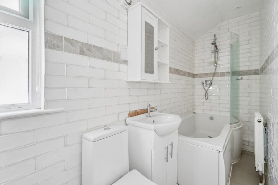 Apartment in London, Northwood High Street, Northwood - More
