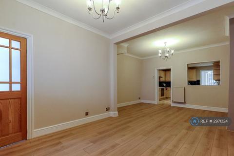 2 bedroom terraced house to rent, Swanfield Road, Waltham Cross, EN8