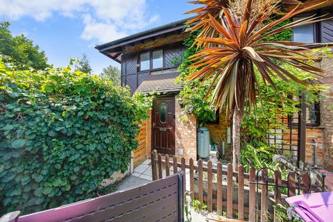 2 bedroom semi-detached house for sale, Friars Mead, London, E14