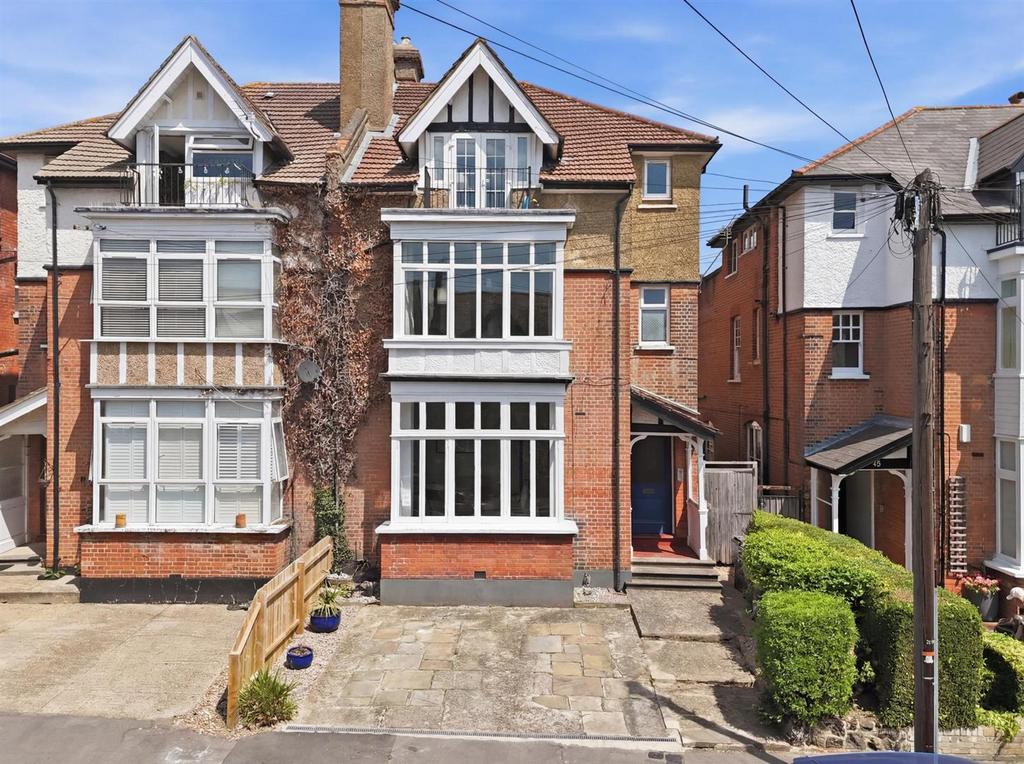 Detached house exterior, driveway