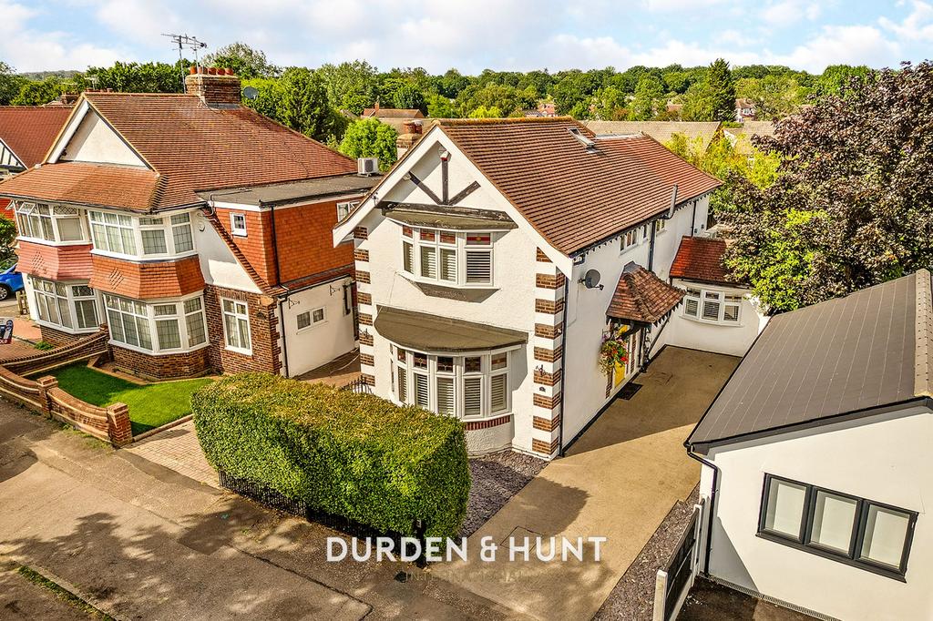 Detached house exterior, driveway