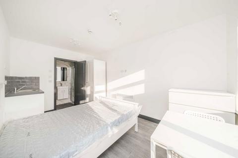 Studio to rent, Wellington Avenue, Hounslow TW3