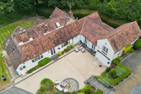 4 bedroom detached house for sale, Rasehill Close, Rickmansworth, WD3