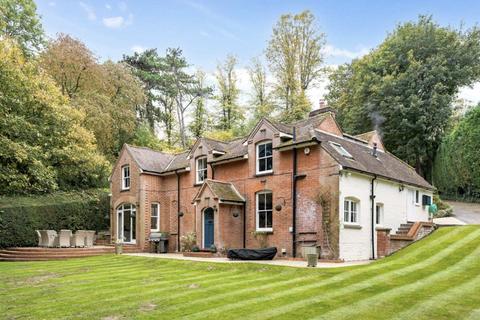 4 bedroom detached house for sale, Rasehill Close, Rickmansworth, WD3