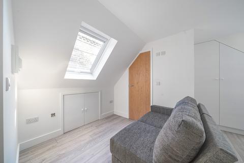Studio to rent, Gilmore Road, London, SE13