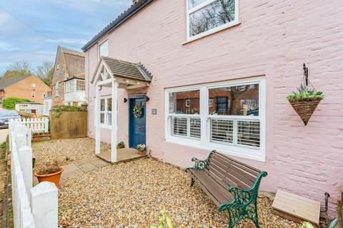 3 bedroom cottage to rent, High Street, Coltishall