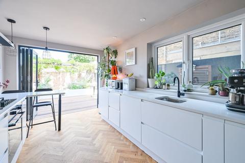 4 bedroom terraced house to rent, Sutton Court Road, Plaistow, London, E13