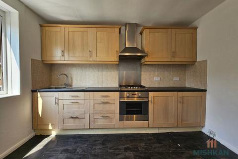 2 bedroom maisonette to rent, Cheviot Close, Salford