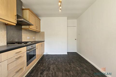 2 bedroom maisonette to rent, Cheviot Close, Salford