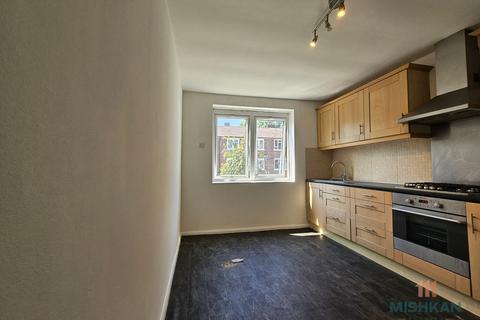 2 bedroom maisonette to rent, Cheviot Close, Salford