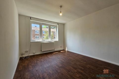 2 bedroom maisonette to rent, Cheviot Close, Salford